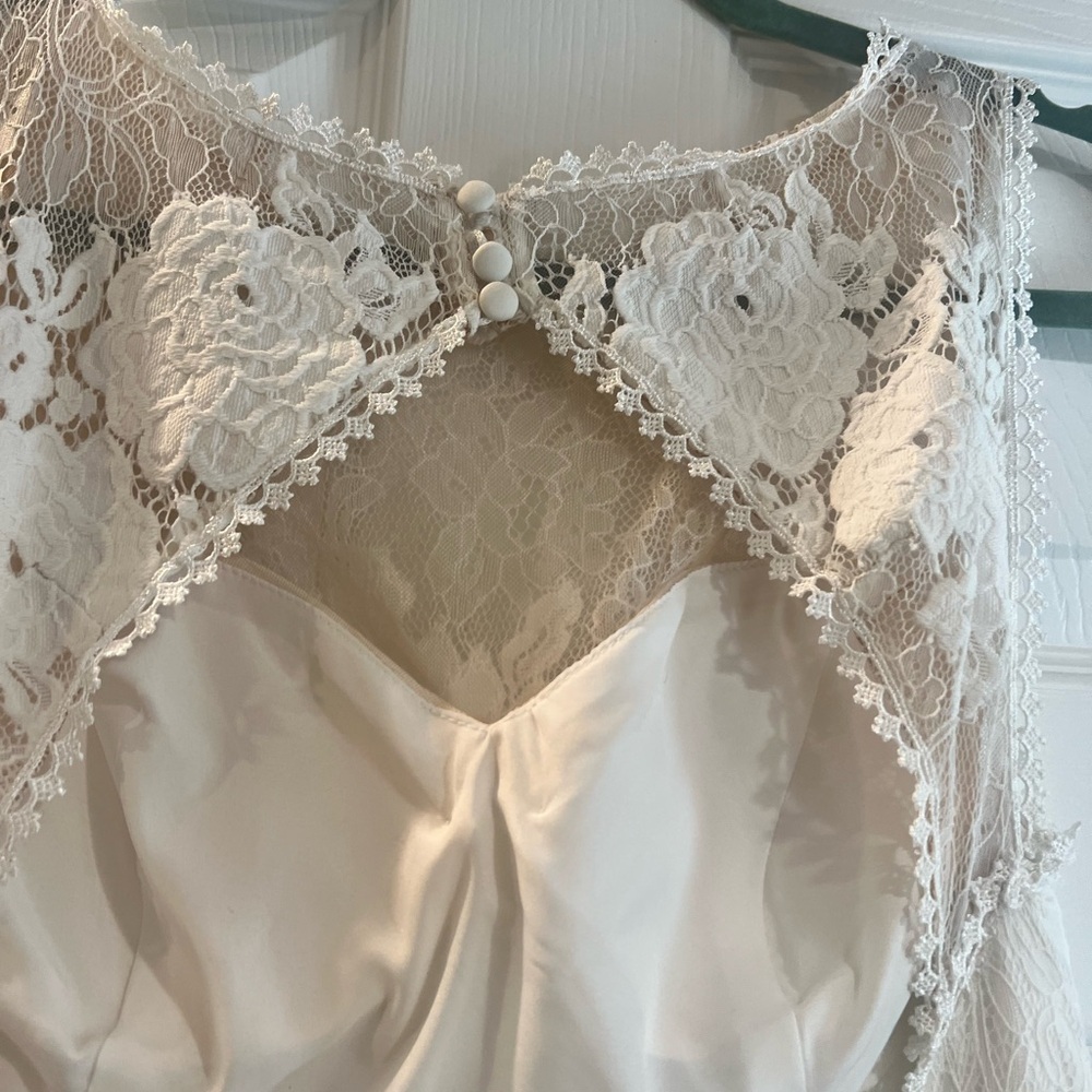Elegant Lace Wedding Dress - Picture 9 of 16